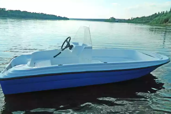 Стеклопластиковая лодка Пингвин с консолью (тримаран) в Стерлитамаке